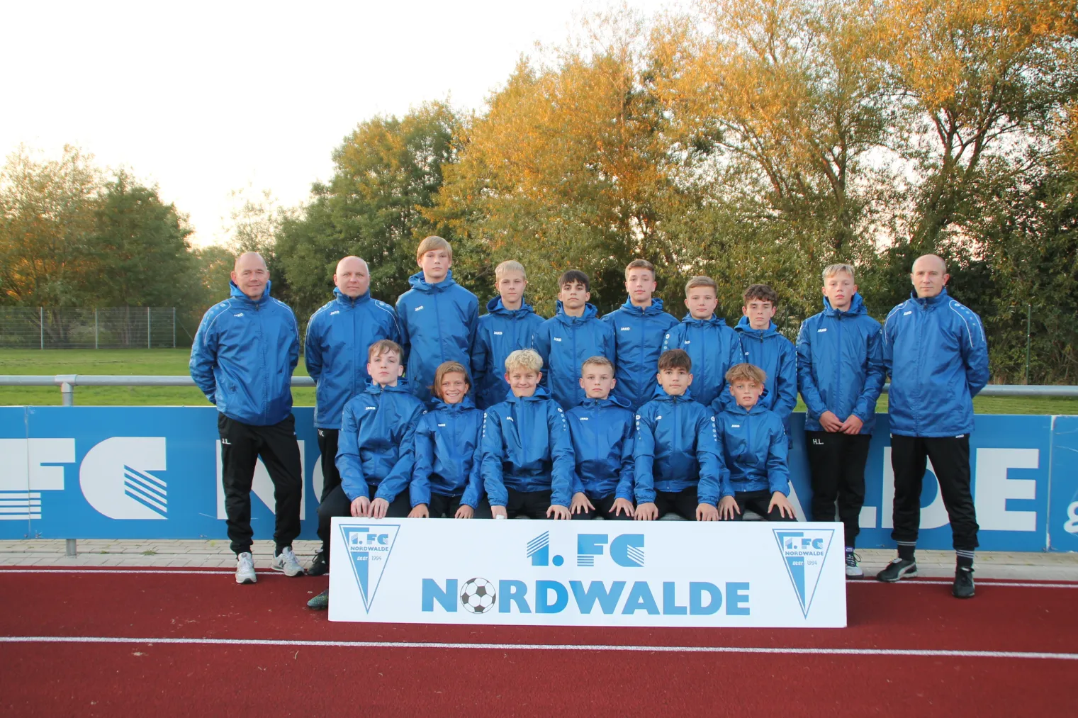 Jörg Lenger sponsort neue Regenjacken für die C1